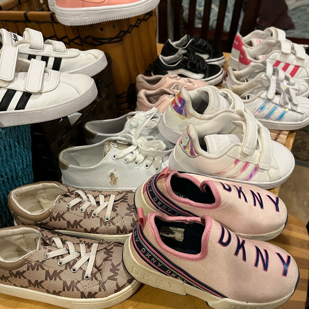 TEN PAIRS OF DESIGNER/NAME BRAND CHILDRENS SHOES